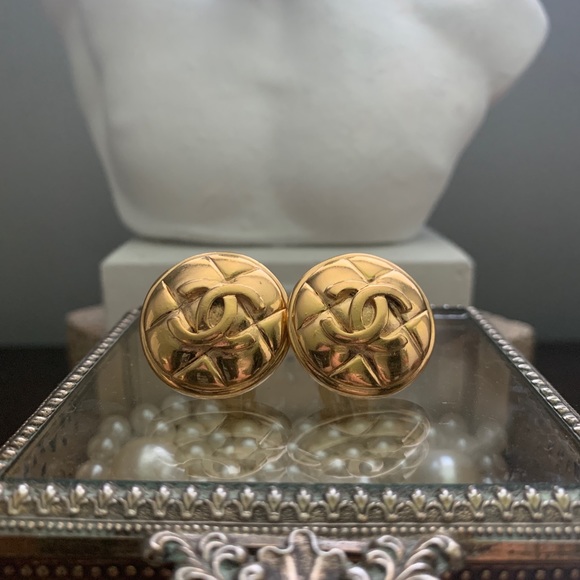 CHANEL Jewelry - Vintage Chanel gold clip earrings